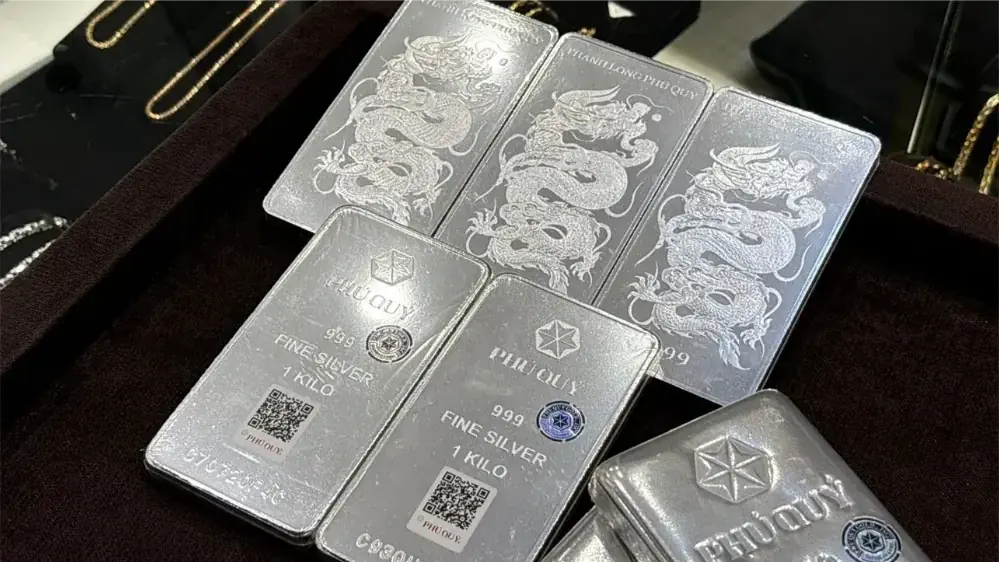 Giá bạc giảm nhẹ, người dân vẫn xếp hàng chờ mua